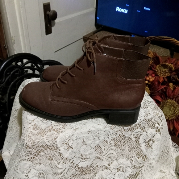 Liz Claiborne Flex "Leda" Lace Up Leather Ankle Boots - Picture 3 of 7